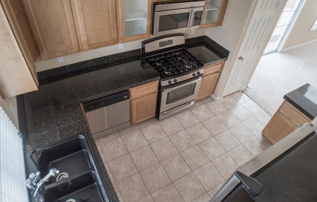 3 BEDROOM, 3 BATHROOM, 2 CAR GARAGE, COMMUNITY POOL & SPA