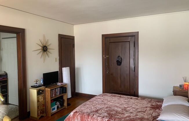 Studio, 1 bath, 550 sqft, $995, Unit 22