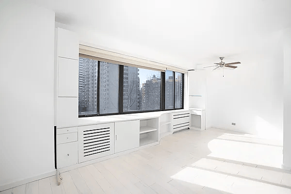 Studio, 1 bath, 579 sqft, $3,500, Unit 8U