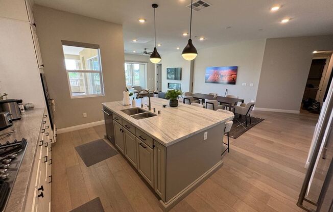 LUXURY 2BEDROOM IN MIRA VILLA W/ STRIP & MTN VIEWS