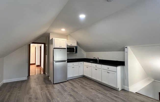 2 beds, 1 bath, $2,600, Unit 3