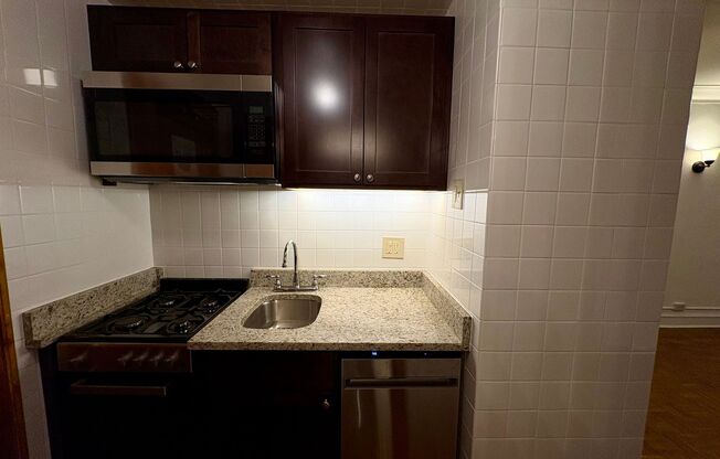 Studio, 1 bath, 320 sqft, $1,345, Unit 273-0614