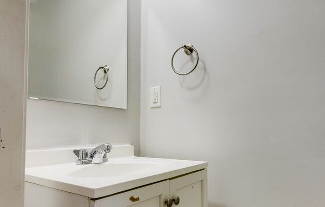 4 beds, 1.5 baths, $1,599, Unit Top