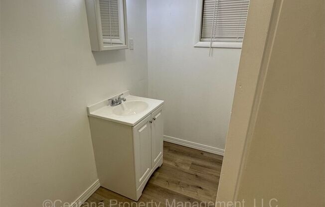 2 beds, 1 bath, $1,275, Unit Downstairs