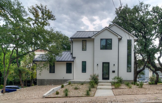 UT PRE-LEASE: Constructed August 2018, Luxury North Campus 3 bed / 3 bath home