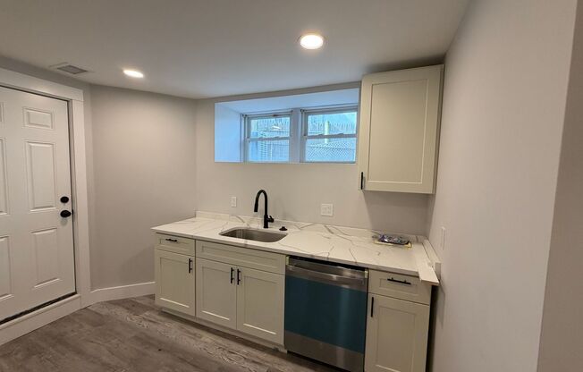 2 beds, 1 bath, 850 sqft, $2,495, Unit 90 Win #B