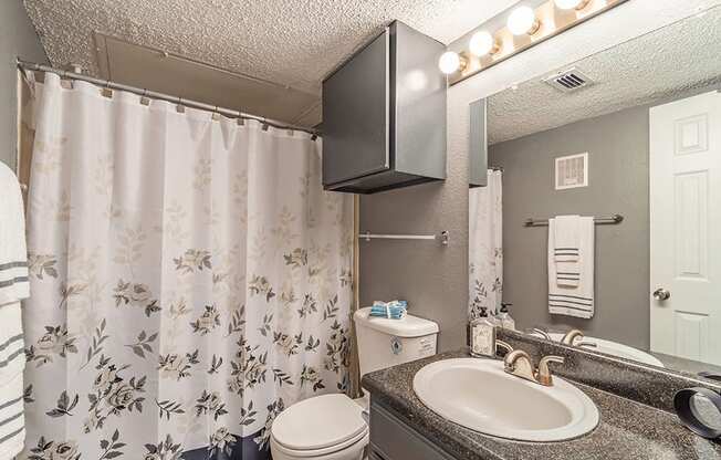 full bathroom in 1 bedroom 1 bathroom apartment