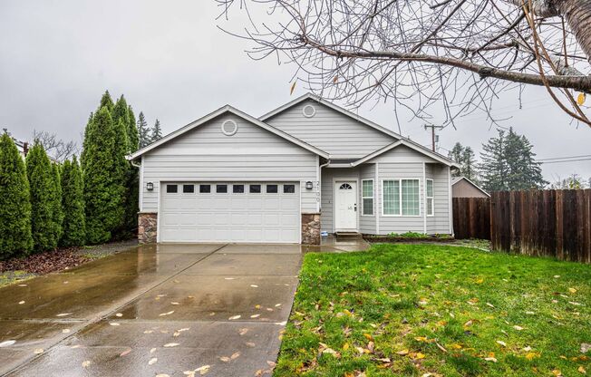 Three bedr. one level home in Washougal - Fenced yard