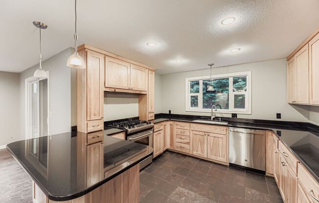 Amazing 4bed/2bath Home with Attached Garage in Kirkland!