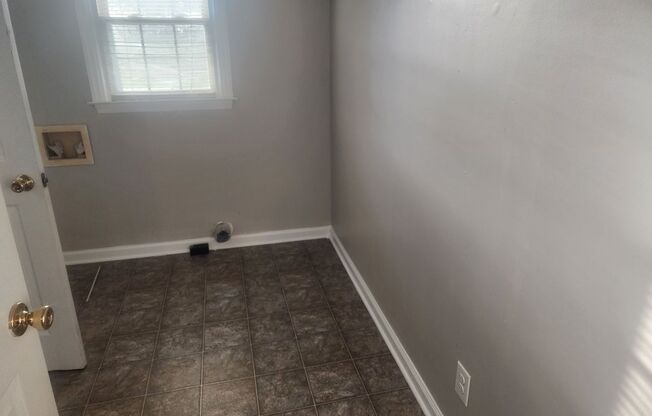 2 beds, 1 bath, $1,300