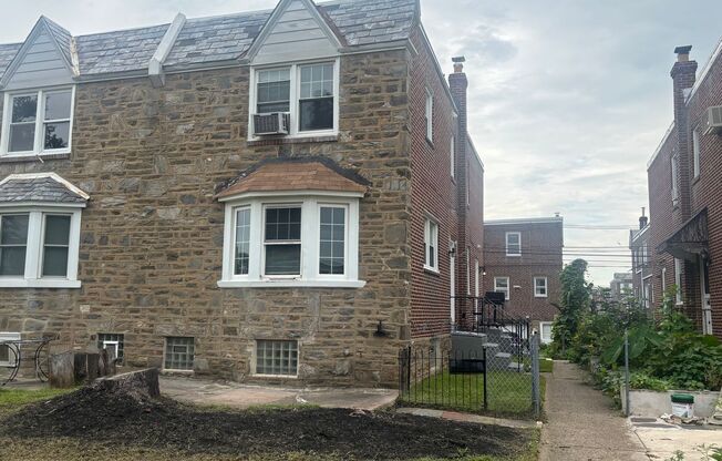 Beautiful Renovated 3BR Twin in Castor Gardens Neighborhood