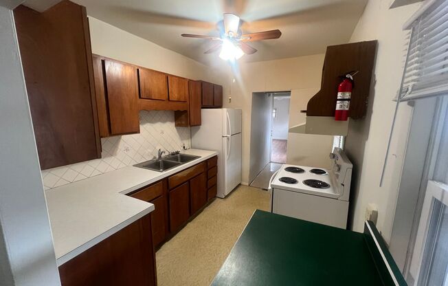 3 beds, 1 bath, $1,195, Unit 1822