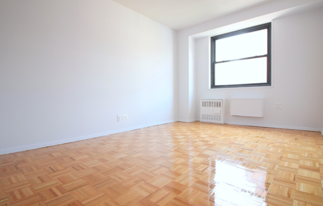 3 beds, 1.5 baths, $9,000, Unit 22G