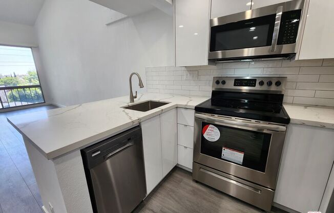 2 beds, 1 bath, 836 sqft, $3,700, Unit 555