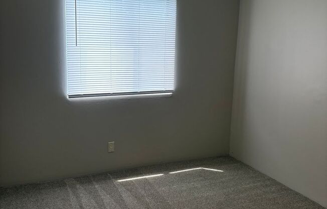 2 beds, 1 bath, 850 sqft, $1,050, Unit #22