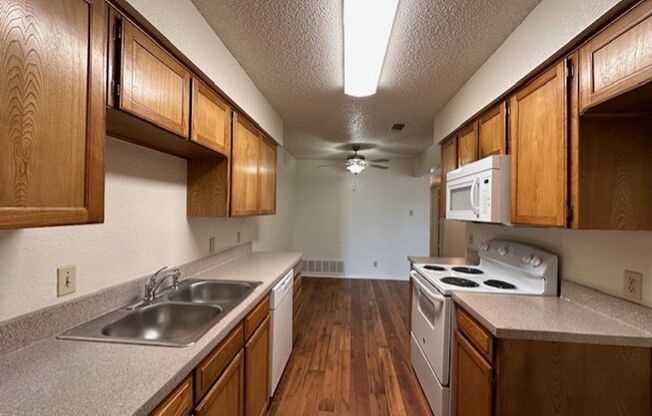 2 beds, 1 bath, $1,295