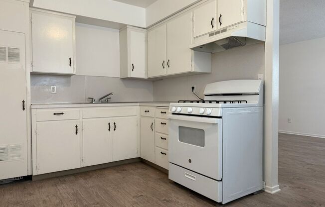 2 beds, 1 bath, $1,175, Unit 745 W Santa Fe Ave