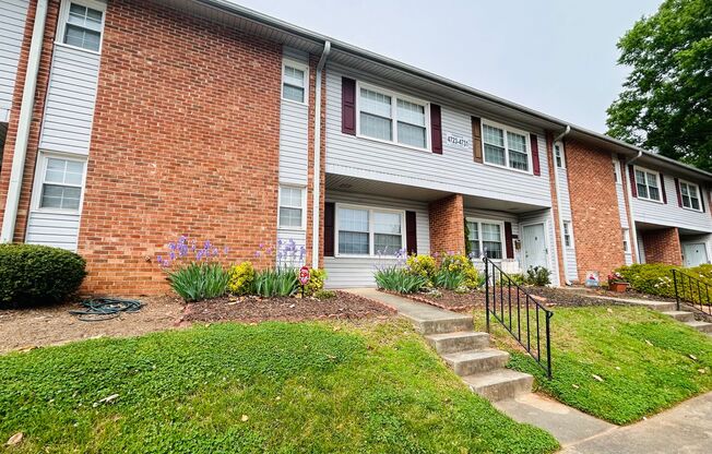 Charming 2 bedroom, 2.5 bathroom townhome in Greensboro w/2 master-suites/community pool