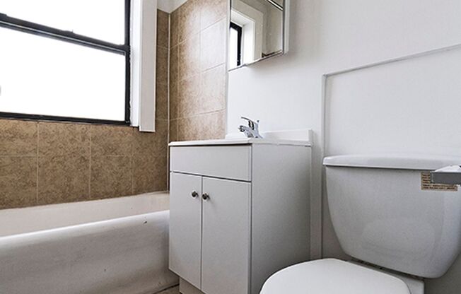 808 W 76th