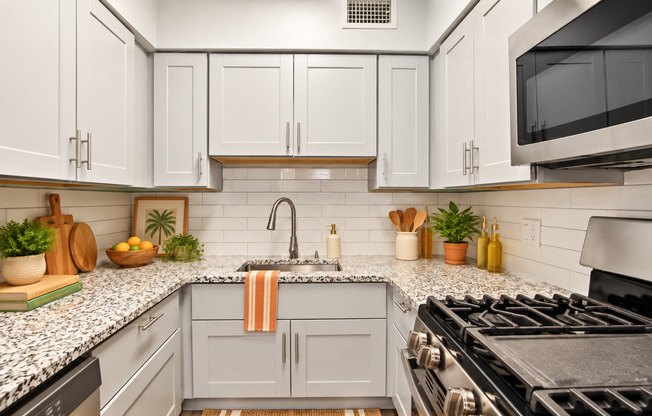 2 beds, 1 bath, 748 sqft, $1,749, Unit E67