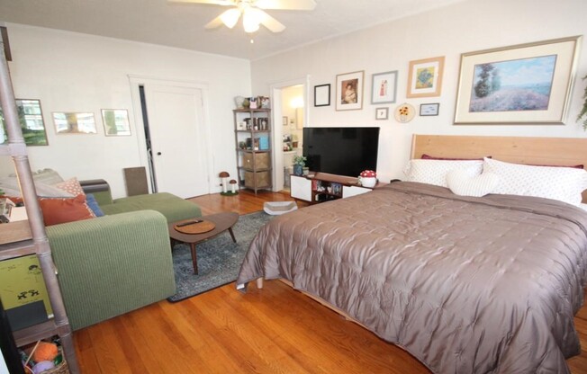Studio, 1 bath, 550 sqft, $2,200, Unit 44