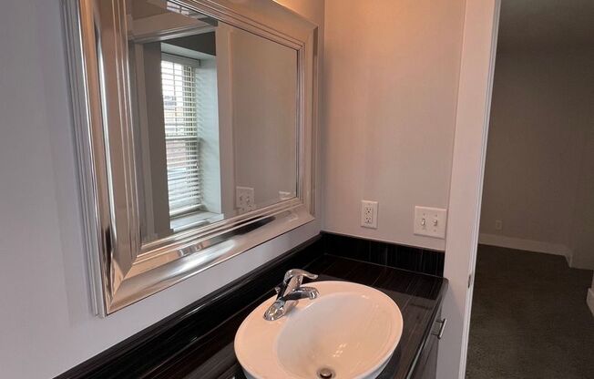 1 bed, 1 bath, 650 sqft, $1,295, Unit Unit 301 A650 Corner Unit w/Nook and Downtown View