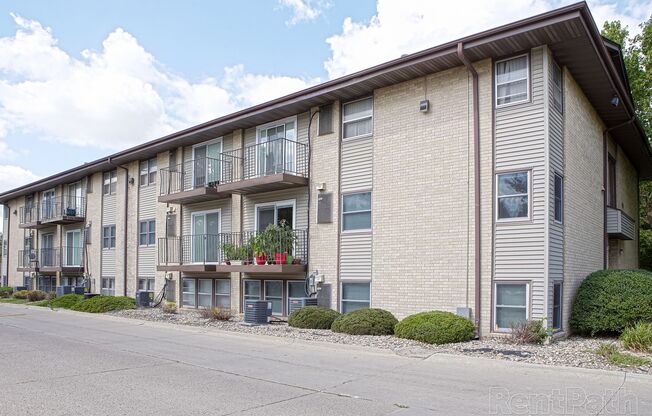 2 beds, 1 bath, 820 sqft, $970, Unit 4324 Wyndsor Terrace Building 4 #10