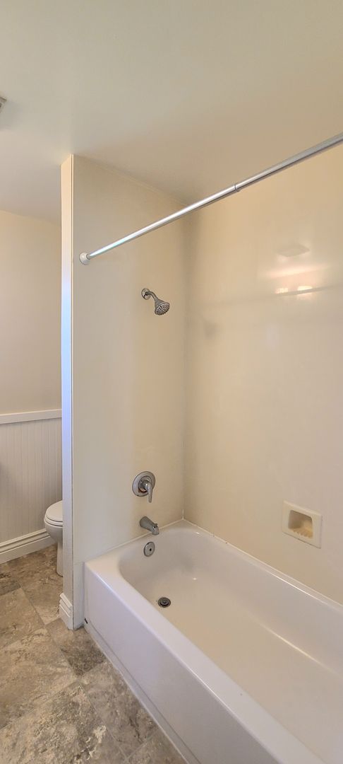 2 beds, 1 bath, $2,195