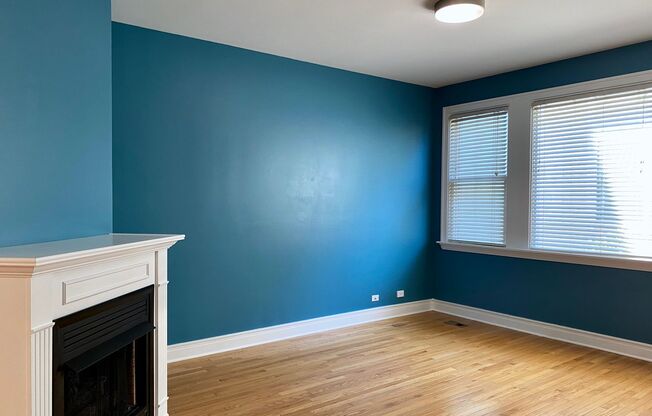 Fabulous 3 Bed / 2.5 Bath Townhouse in Downtown Oak Park! Water & 2 Parking Spaces INCLUDED!