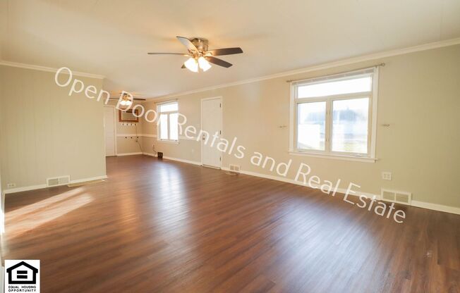 3 beds, 1.5 baths, 1,000 sqft, $1,095, Unit Apt A