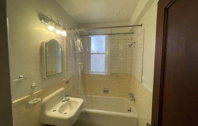 Studio, 1 bath, 400 sqft, $805, Unit 209