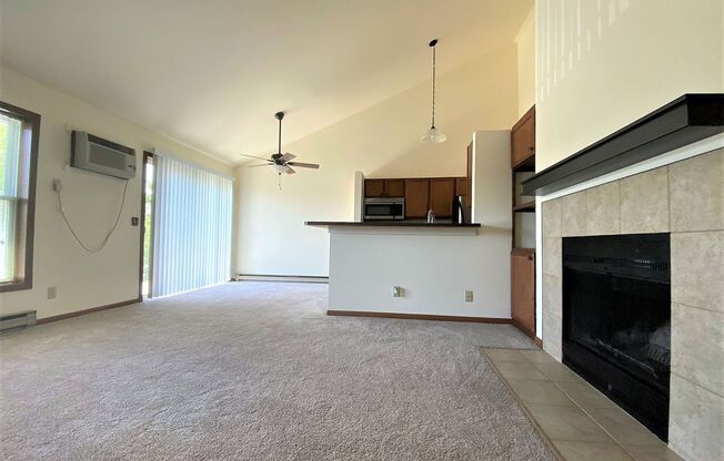 2 beds, 2 baths, 950 sqft, $1,825, Unit 7657CC