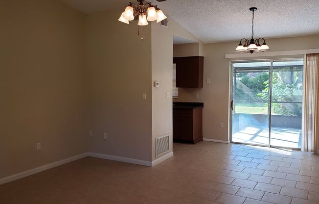 2 Bed, 2 bath minutes from downtown Mt Dora & Tavares.