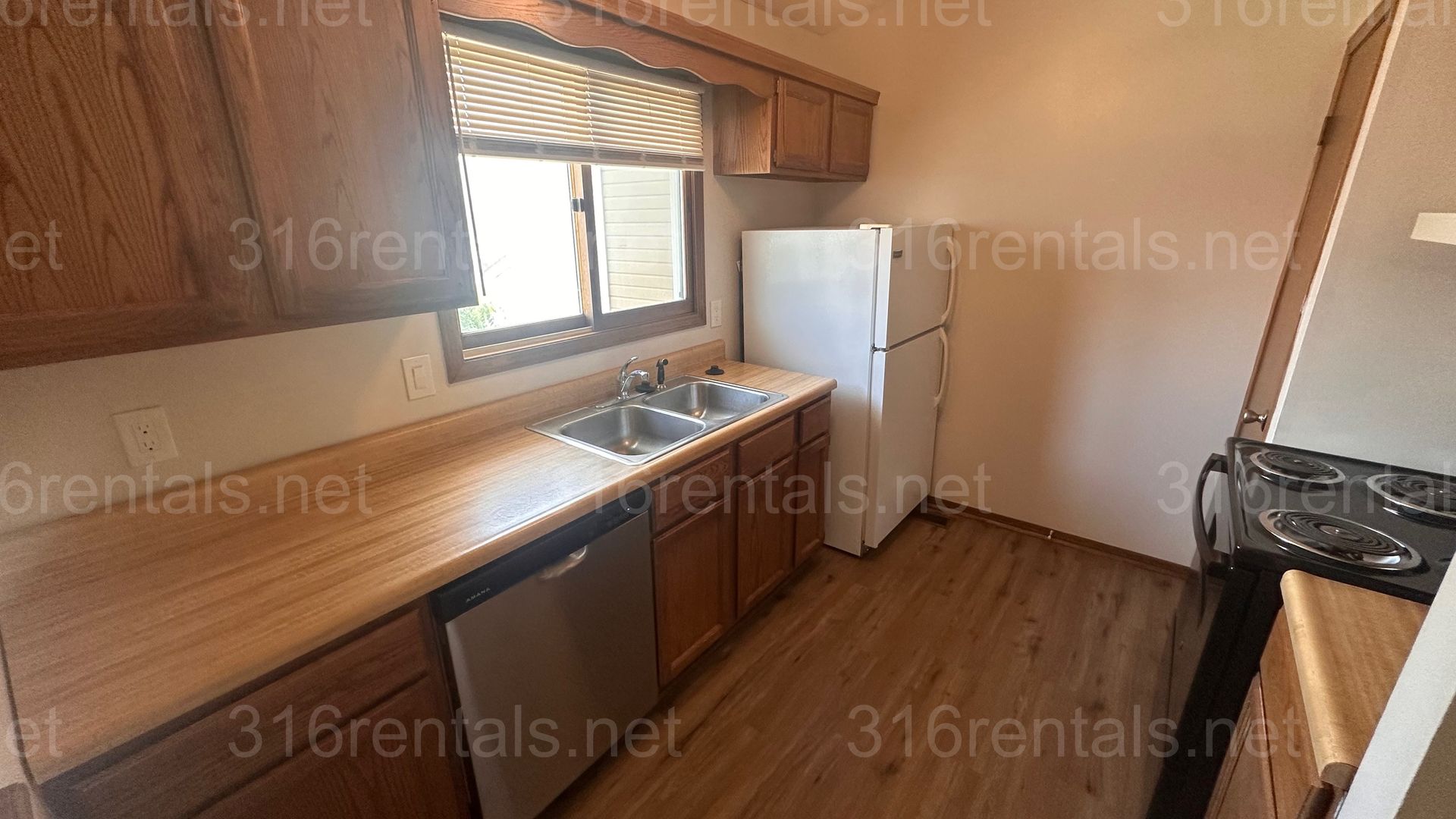 $895 - 2 bed 1.5 bath - Recently Remodeled Condo