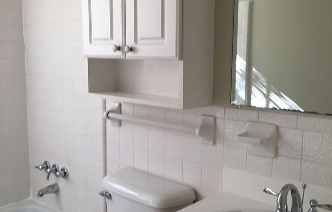 2 beds, 1 bath, 990 sqft, $1,165, Unit 1906