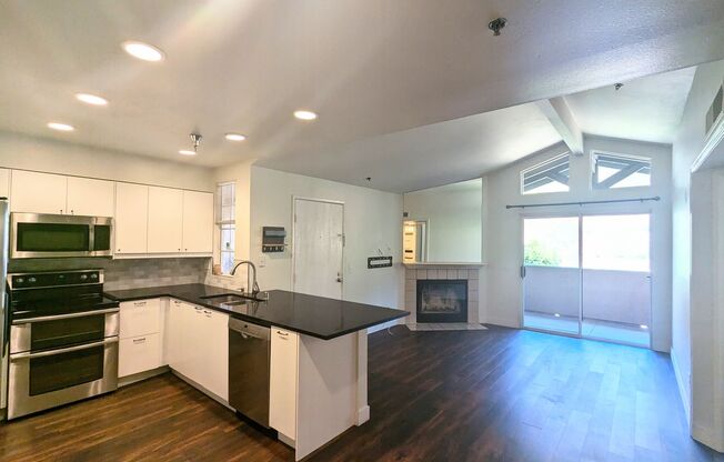 Rancho Bernardo Top Level 2 Bedroom/2 Bathroom Condo!