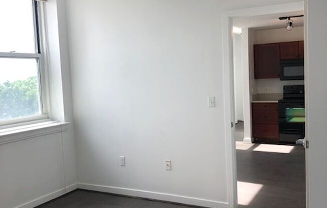 2 beds, 1 bath, $1,999, Unit 220