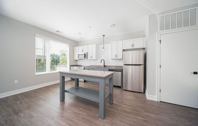 2 beds, 1 bath, 887 sqft, $1,575, Unit 225