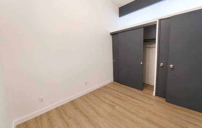Bright 1 Bed / 1 Bath Apartment for Rent in North Seattle Private Balcony, Near Green Lake & Northgate!