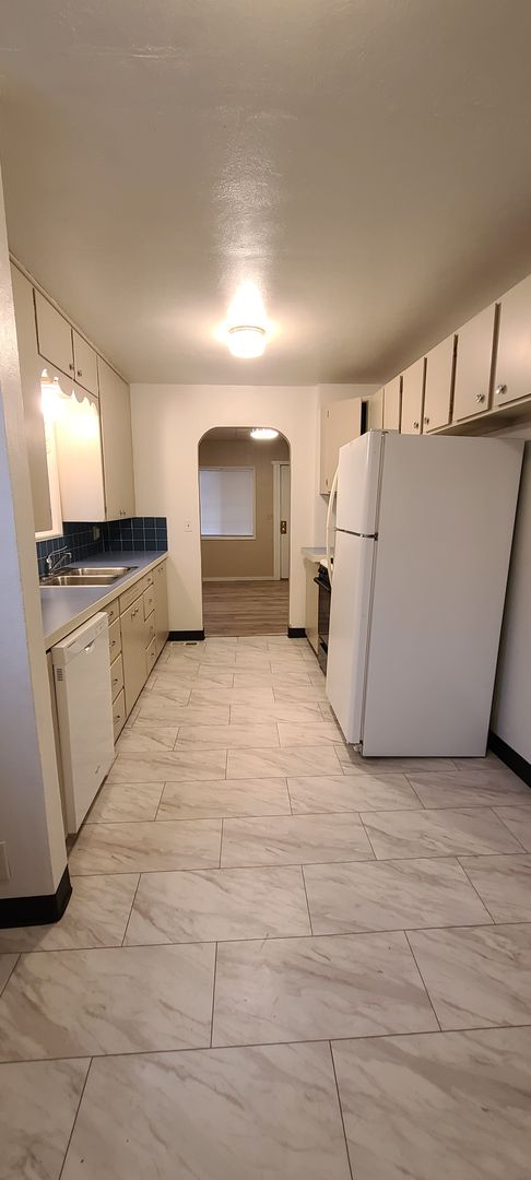 2 beds, 1 bath, $1,900