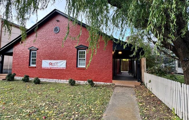 1 bed, 1 bath, $2,000, Unit A