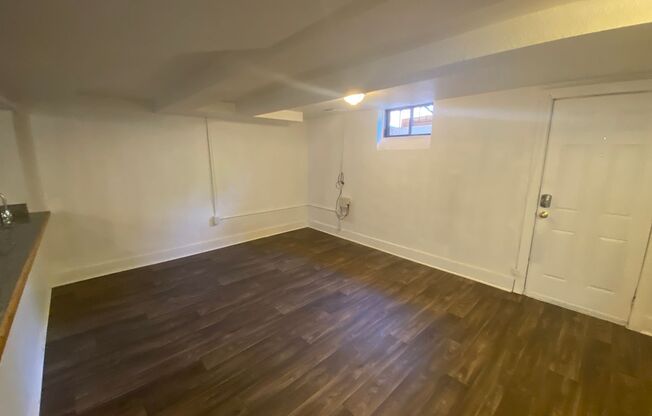 2 beds, 1 bath, $1,295, Unit 1924 South Columbine Street