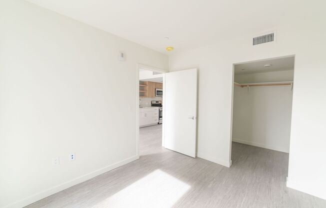 Studio, 1 bath, 395 sqft, $1,124, Unit By The Bed Shared Apartments! (2025-2026)