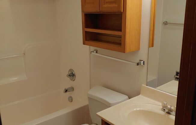 2 beds, 1 bath, 640 sqft, $875, Unit 1233-24