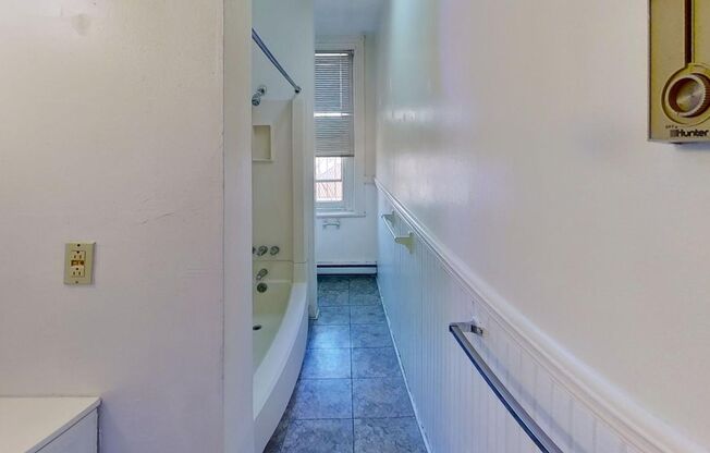 1 bed, 1 bath, 700 sqft, $1,299, Unit 38-4