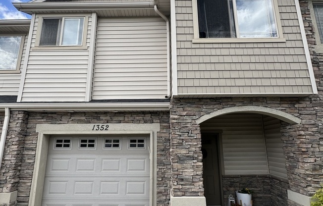 1352 STONE MDW DR