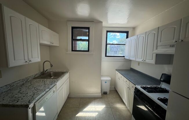 3 beds, 1 bath, $2,100, Unit 30