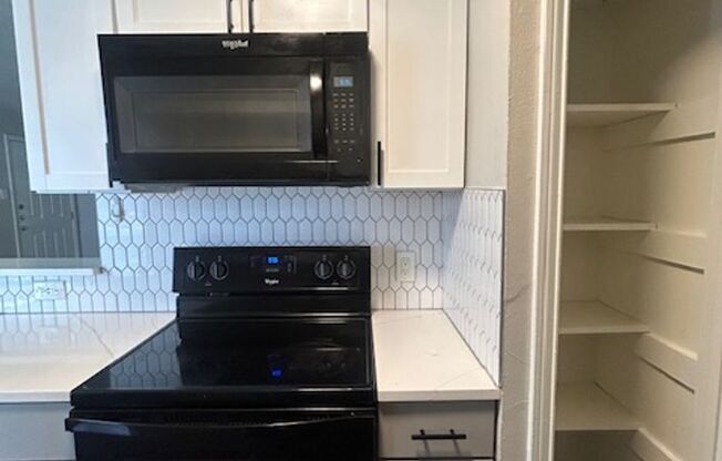 1 bed, 1 bath, 690 sqft, $895, Unit 101