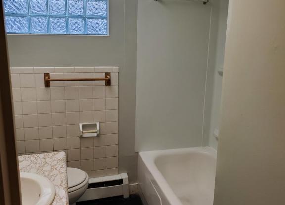 2 beds, 1 bath, 850 sqft, $1,250