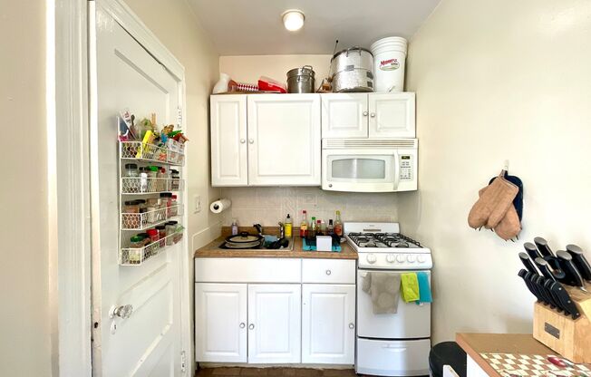 Studio, 1 bath, 500 sqft, $1,050, Unit 15